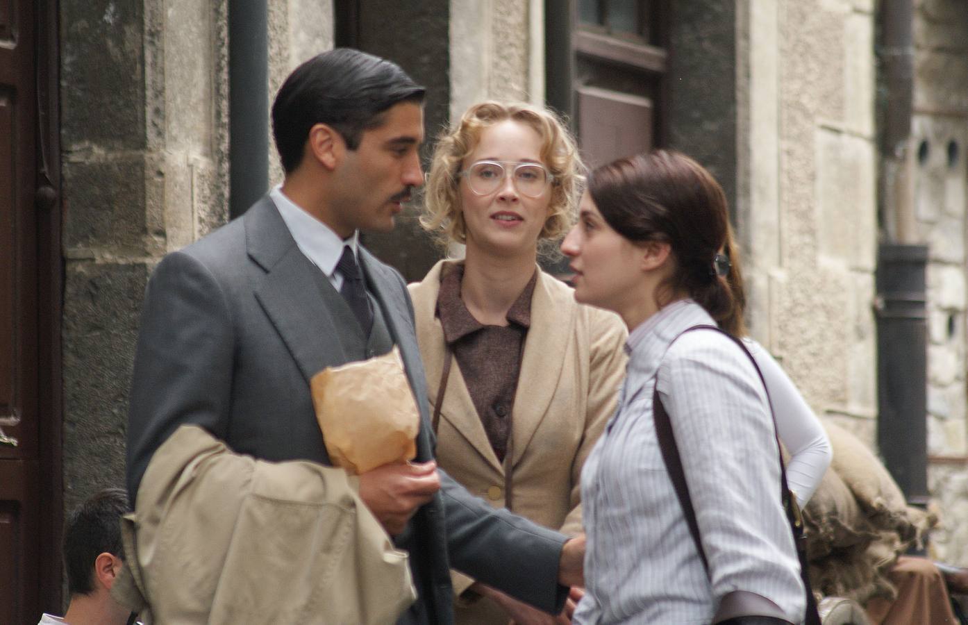 Ingrid Garcia Jonsson (centro) y María Valverde durante el rodaje de 'Gernika' en Artzinieaga. 