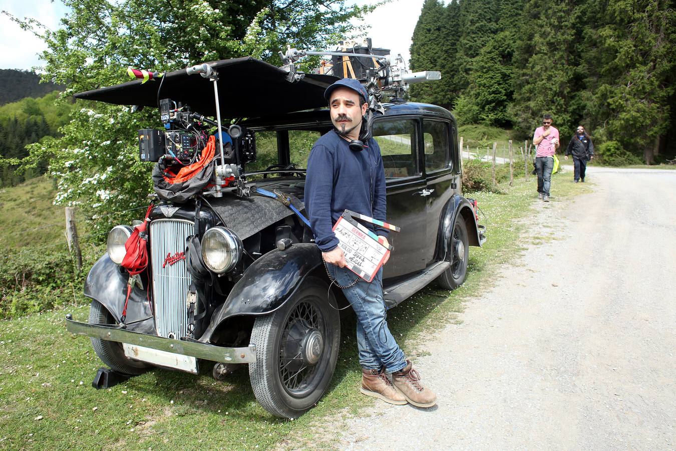 El director Koldo Serra durante el rodaje de 'Gernika'. 