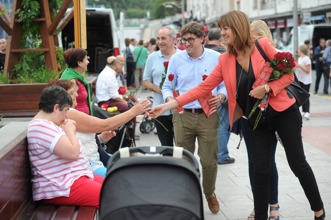 Idoia Mendia, candidata por el PSE, reparte rosas al electorado, símbolo de su partido