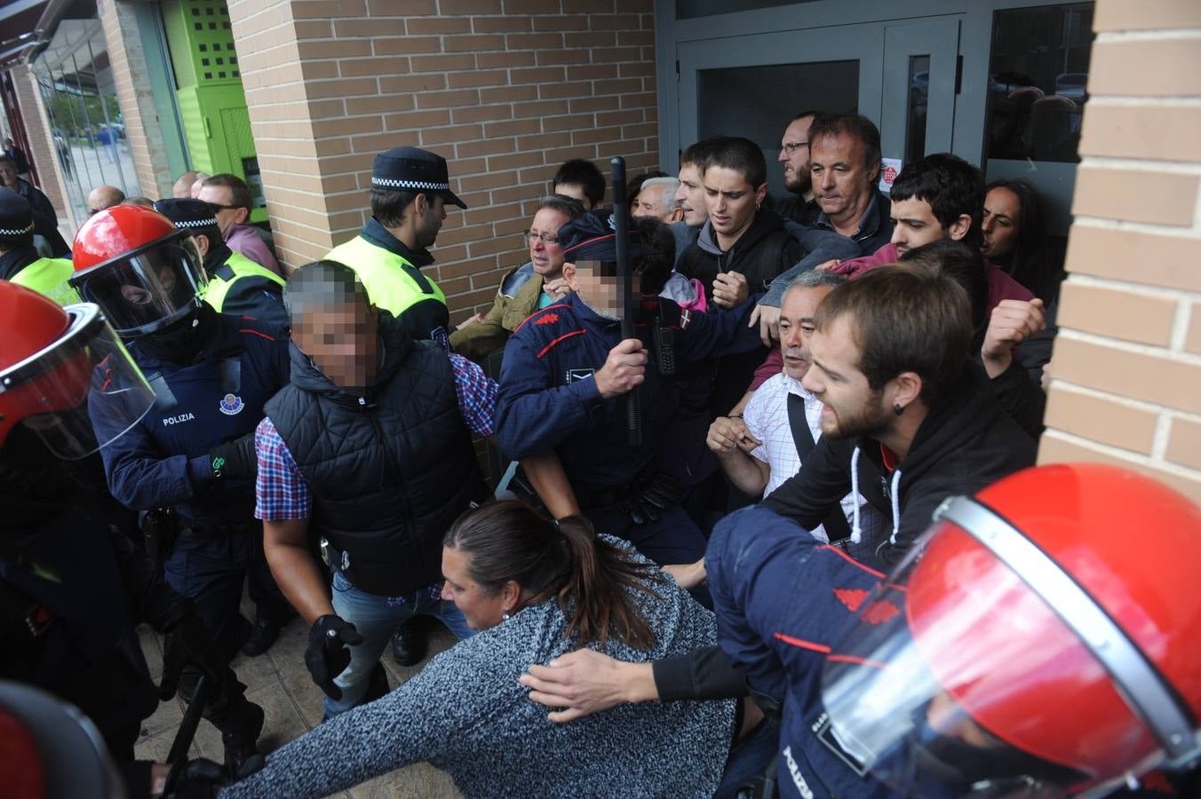 Tensión en un desahucio en Zabalgana