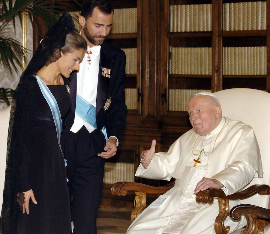 Los Príncipes visitaron al papa Juan Pablo II en 2004. Fue su primera visita oficial juntos