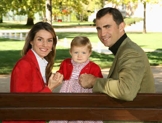 Posado junto a su hija, la Princesa Leonor.