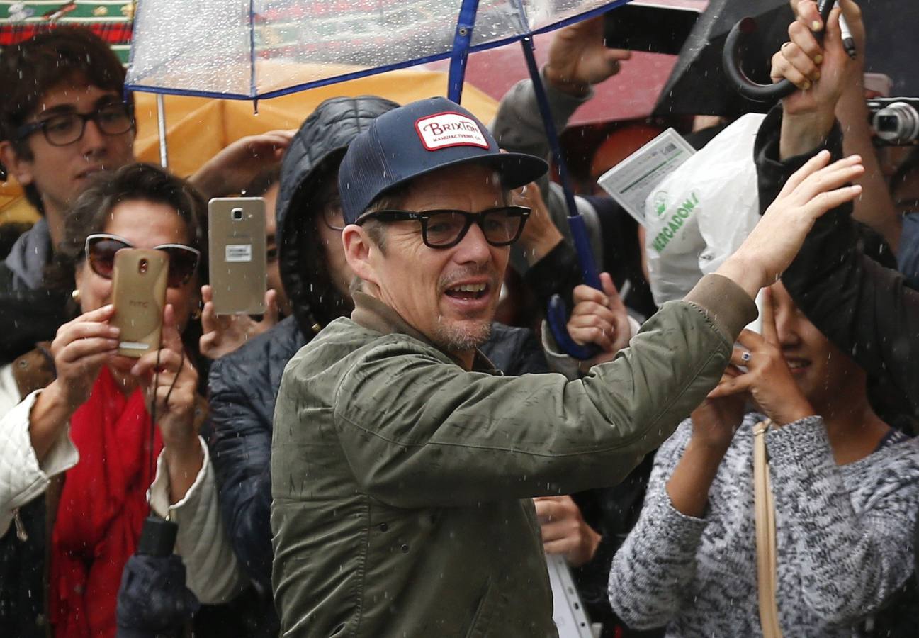 Ethan Hawke llega al Festival de San Sebastián bajo una intensa lluvia