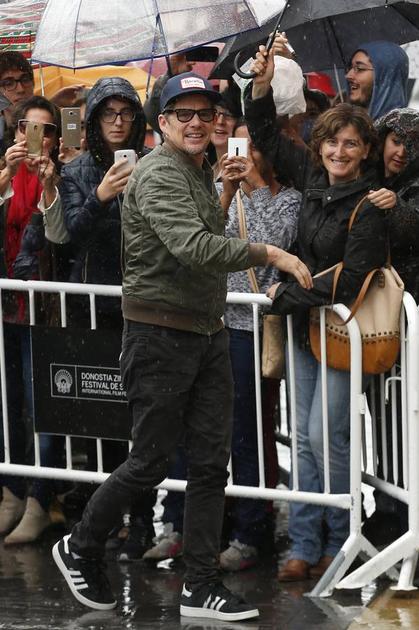 Ethan Hawke llega al Festival de San Sebastián bajo una intensa lluvia