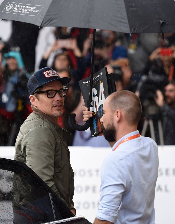 Ethan Hawke llega al Festival de San Sebastián bajo una intensa lluvia