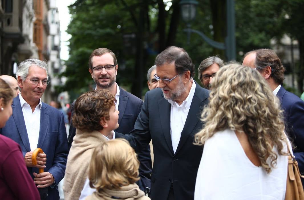 Rajoy, de paseo por las calles de Bilbao