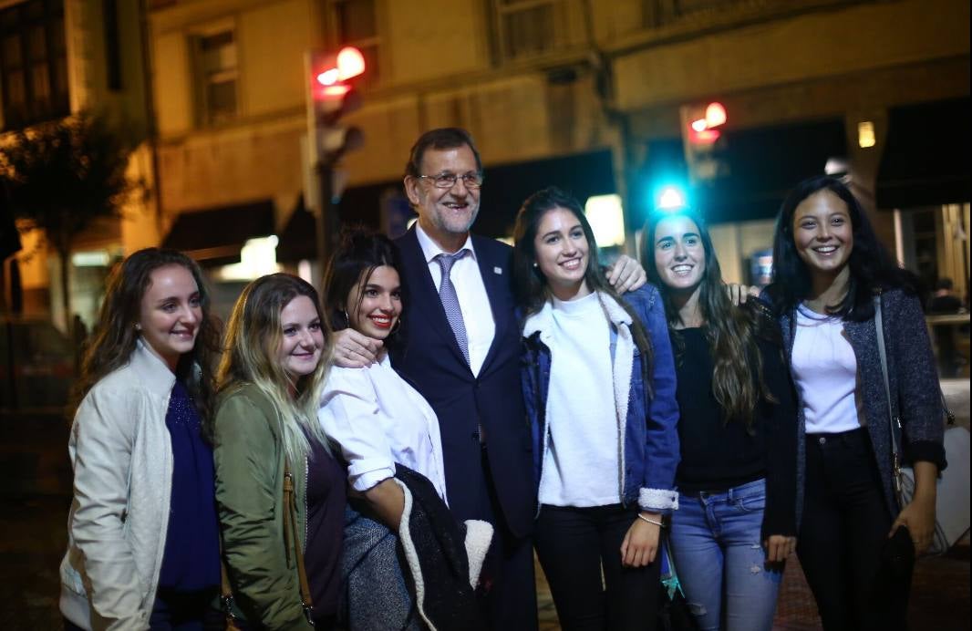 Rajoy, de paseo por las calles de Bilbao