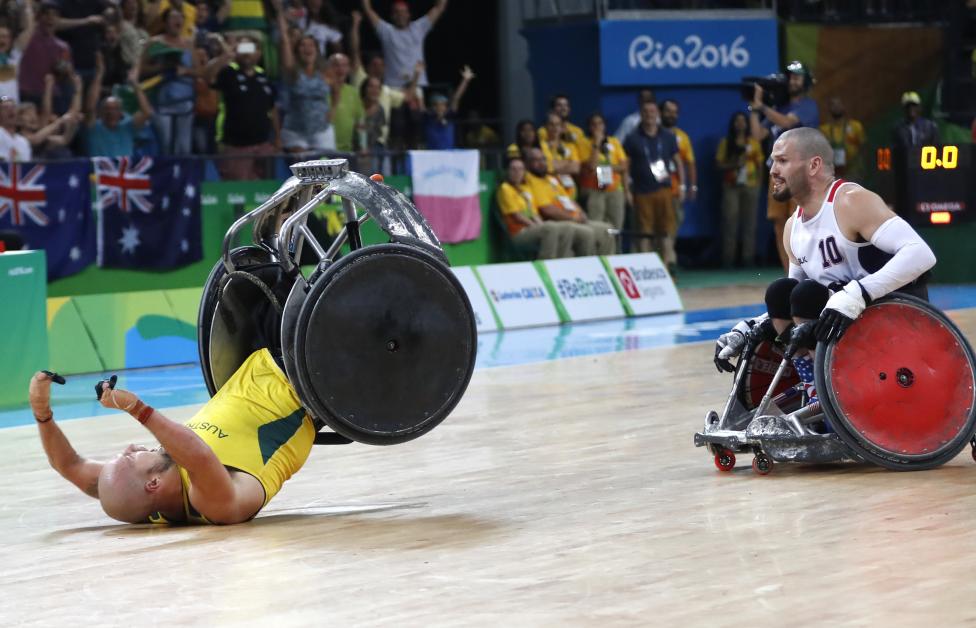 Josh Wheeler de los EE.UU. y Ryley Batt Australia, en la final de rugby en silla de ruedas .