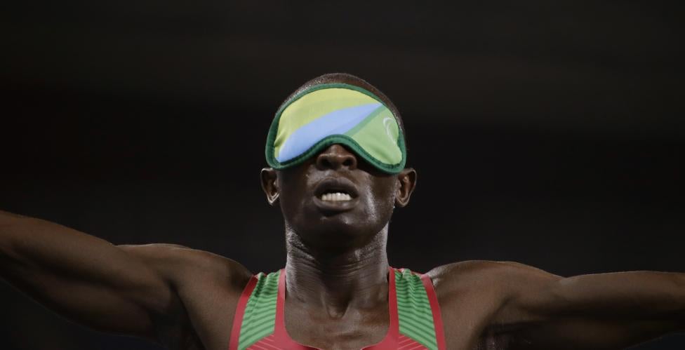 Samwel Mushai Kimani de Kenia gana la medalla de oro en los 1.500 metros .