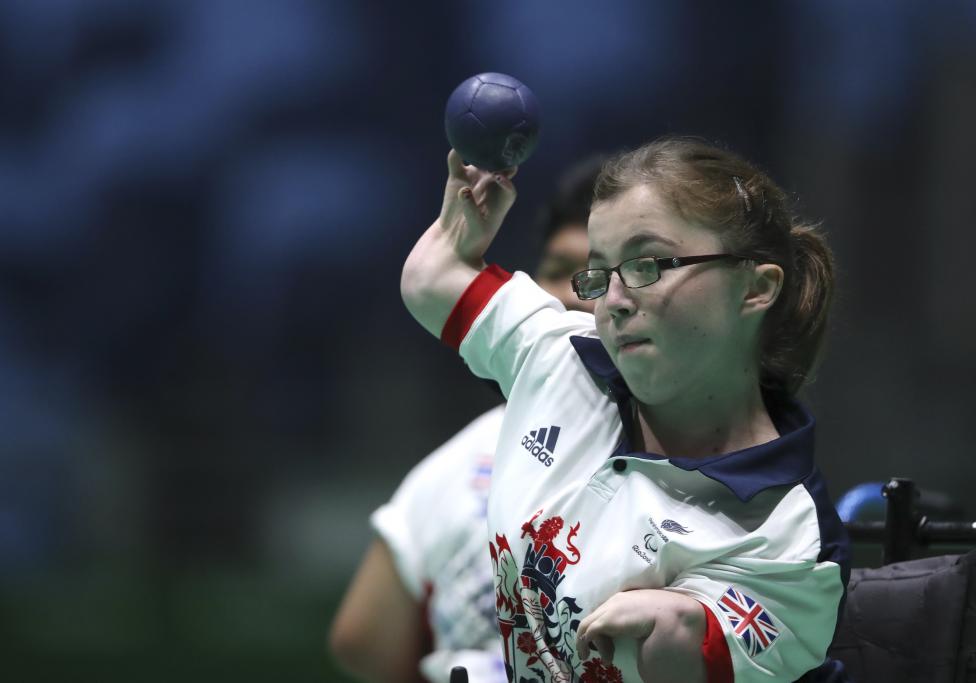 Evie Edwards de Gran Bretaña compite en la final de parejas mixtas BC4 boccia .