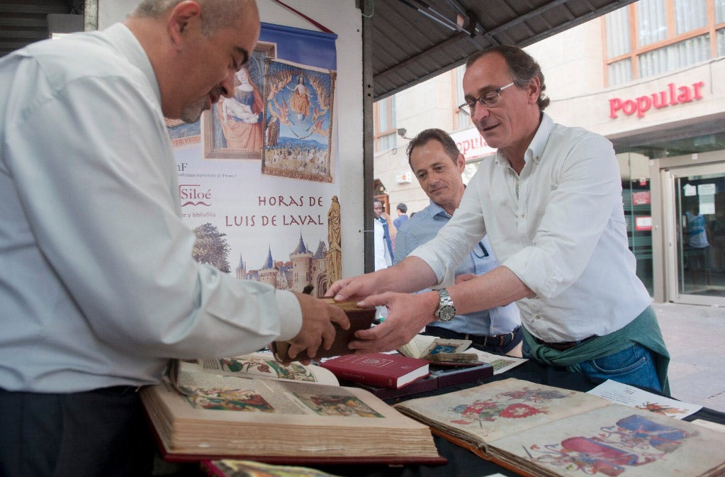 Alfonso Alonso (PP) visita la Feria del Libro de Vitoria.