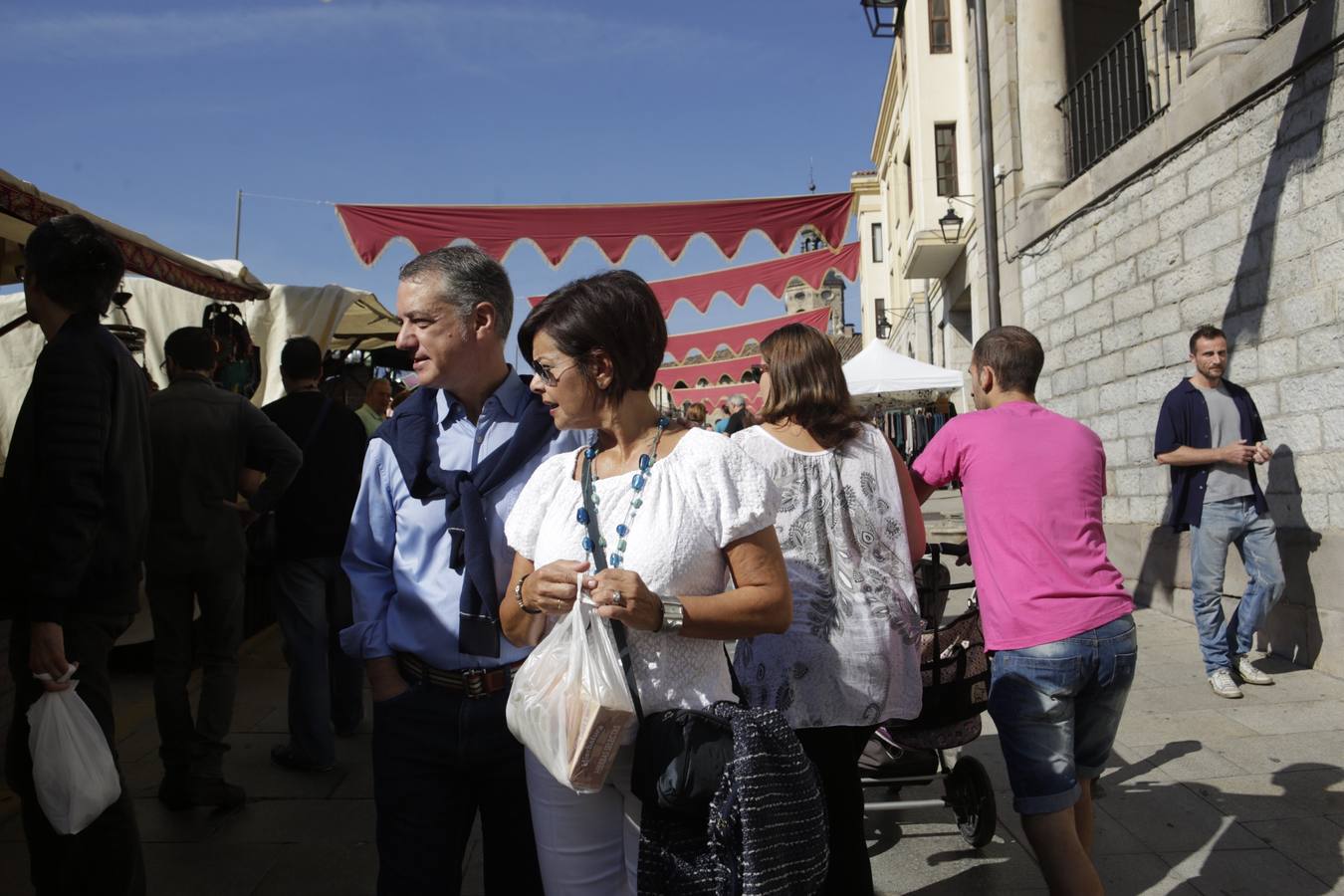 Iñigo Urkullu (PNV), en el mercado medieval de Vitoria.