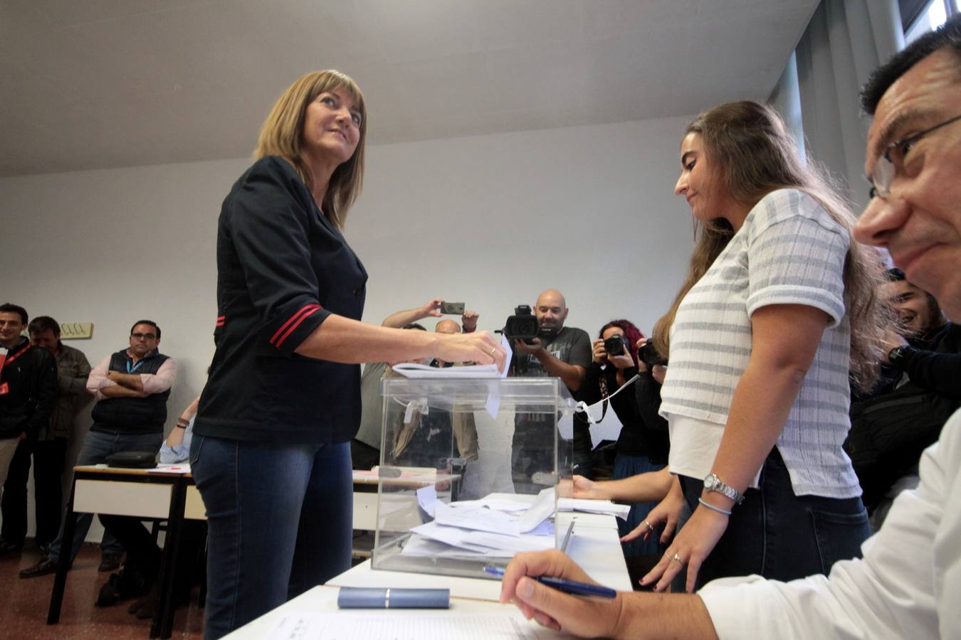 Idoia Mendia, candidata a lehendakari por el PSE, votando en el instituto Miguel de Unamuno en Bilbao.