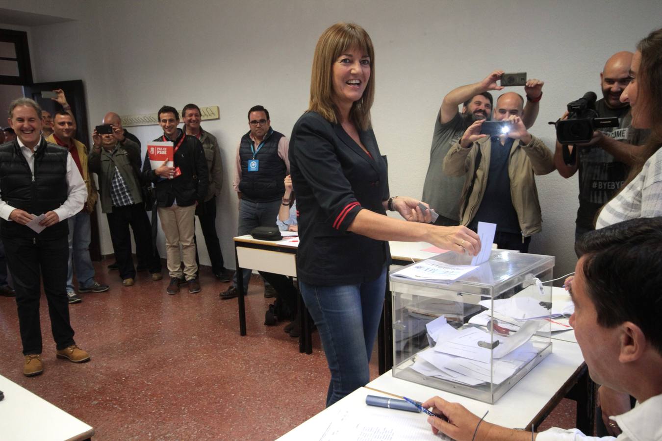 Idoia Mendia, candidata a lehendakari por el PSE, votando en el instituto Miguel de Unamuno en Bilbao.