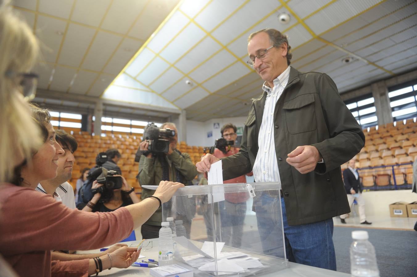 Alfonso Alonso, del PP, en su colegio electoral de Vitoria.