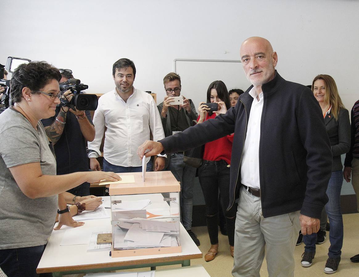 Nicolás de Miguel, el candidato de Ciudadanos, votando en San Sebastián.