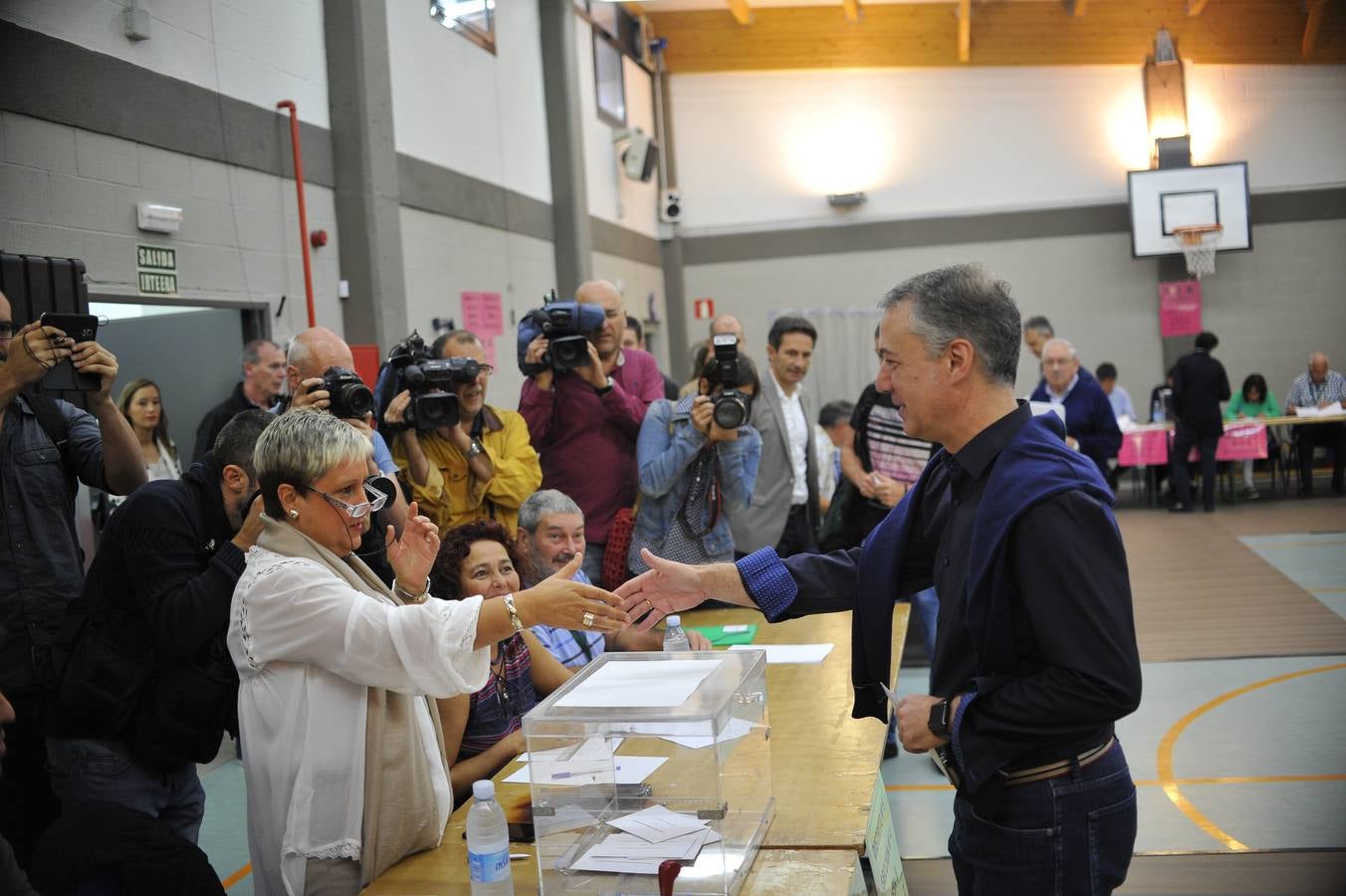 El lehendakari, Iñigo Urkullu, ha sido el candidato más madrugador en votar hoy en Durango.