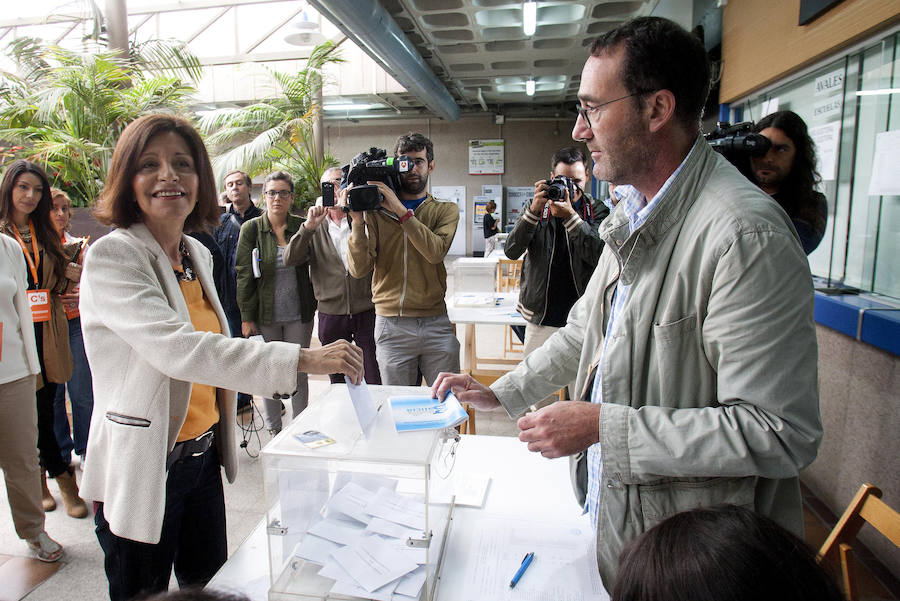 La candidata a la presidencia de la Xunta de Galicia por Ciudadanos Cristina Losada, depositando su voto.