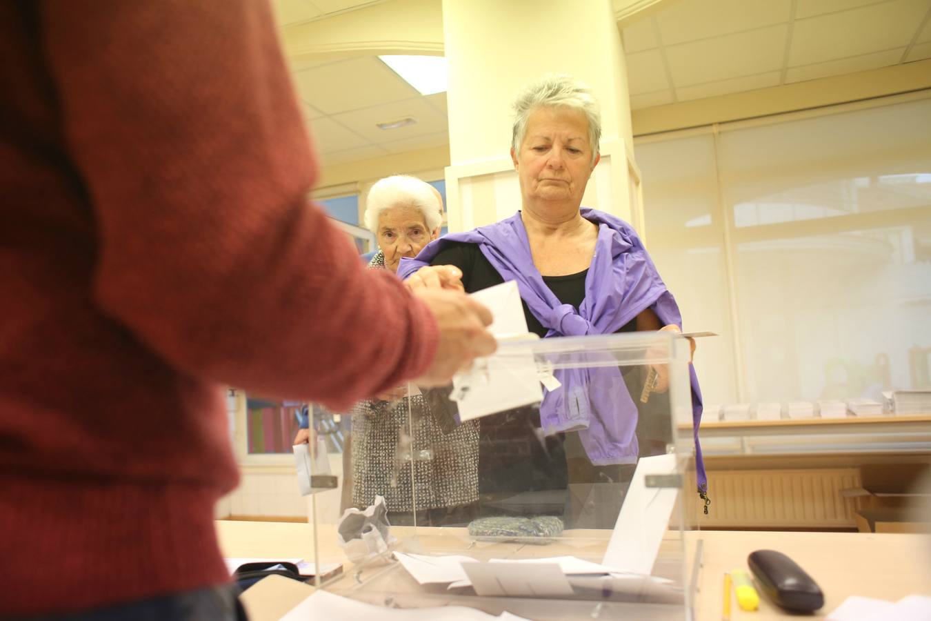 La población vasca acude a votar