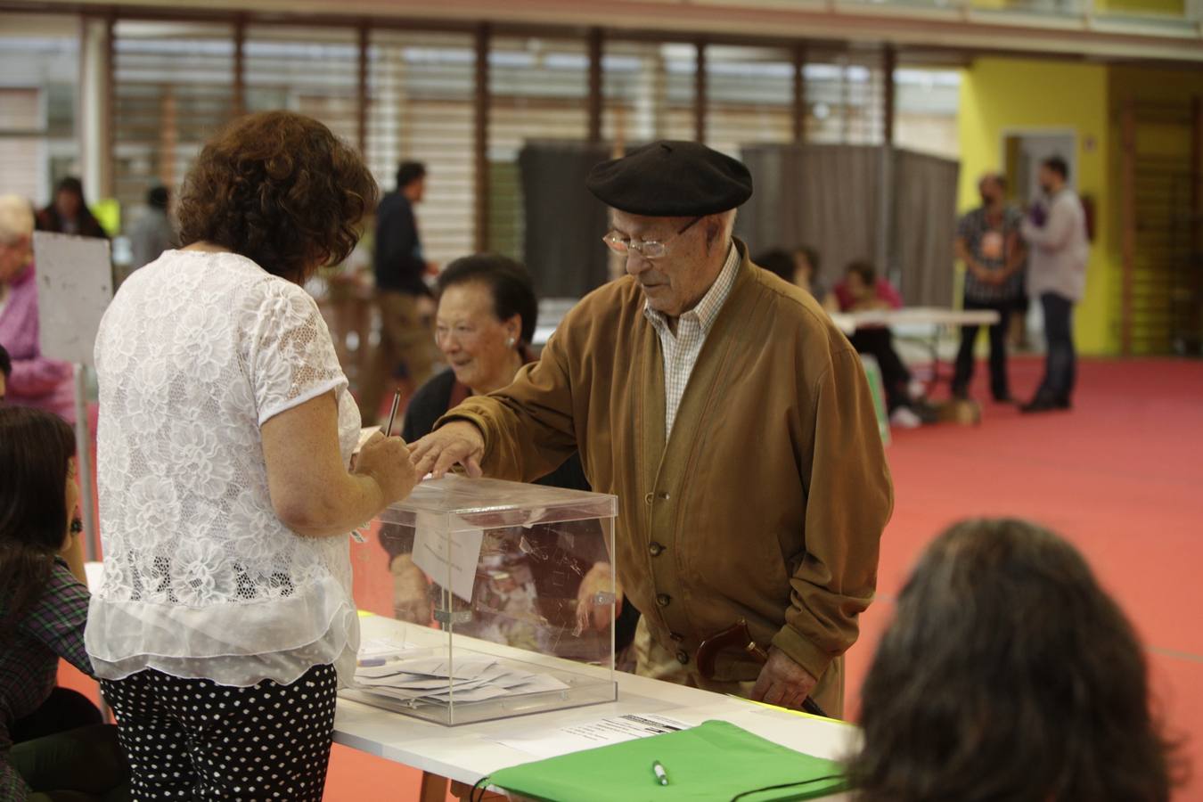 La población vasca acude a votar