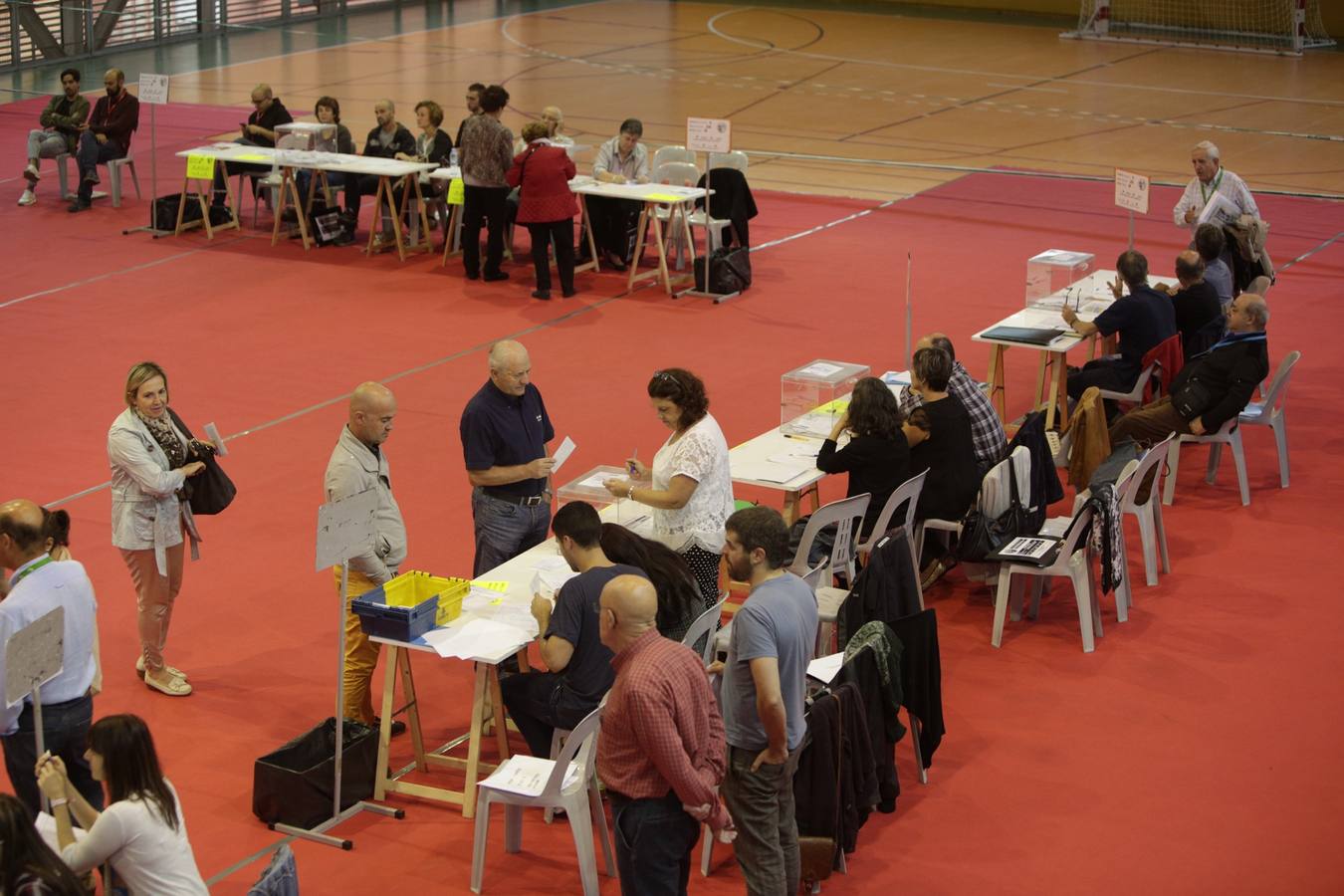 La población vasca acude a votar