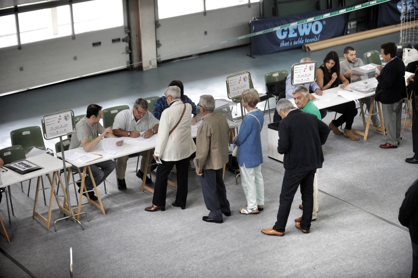 La población vasca acude a votar