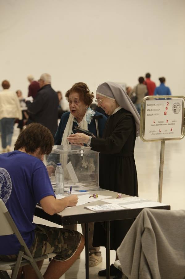 La población vasca acude a votar