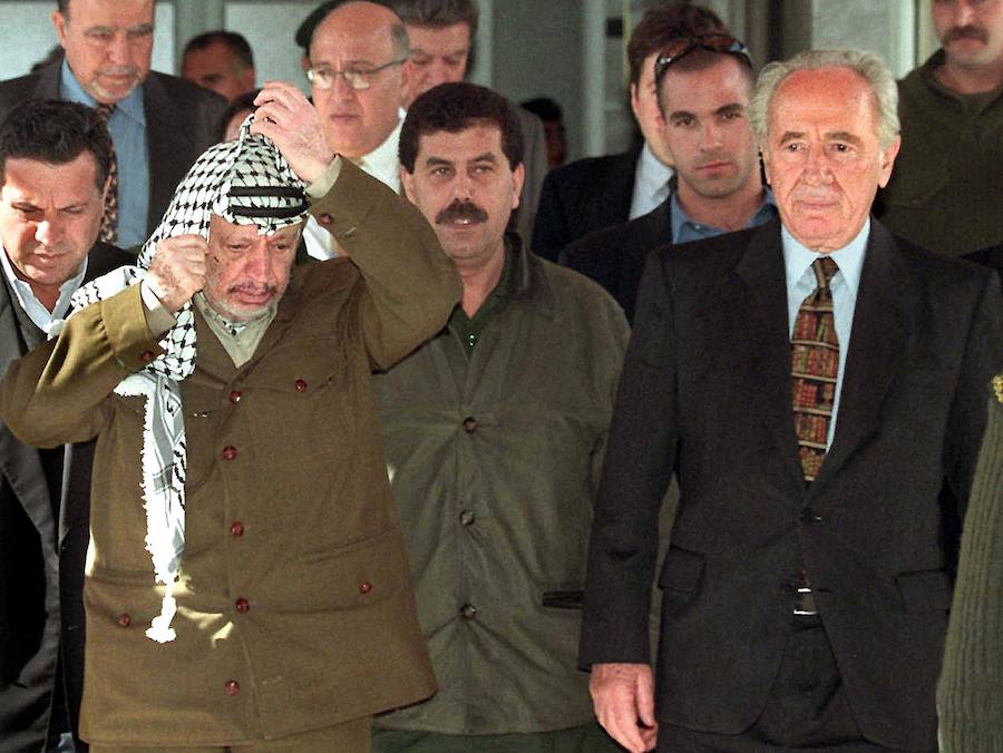 Simón Peres con el líder palestino Yasser Arafat en una foto de archivo tomada en 1999.