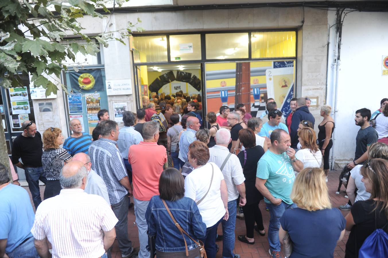 Abetxuko muestra su hartazgo y se manifiesta de nuevo ante las casas ocupadas