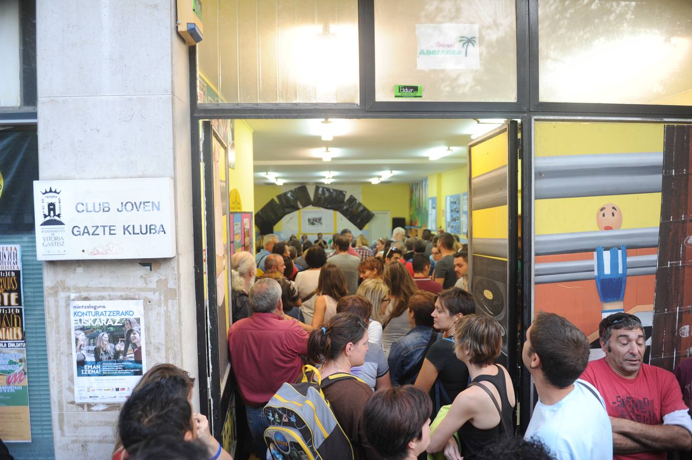 Abetxuko muestra su hartazgo y se manifiesta de nuevo ante las casas ocupadas