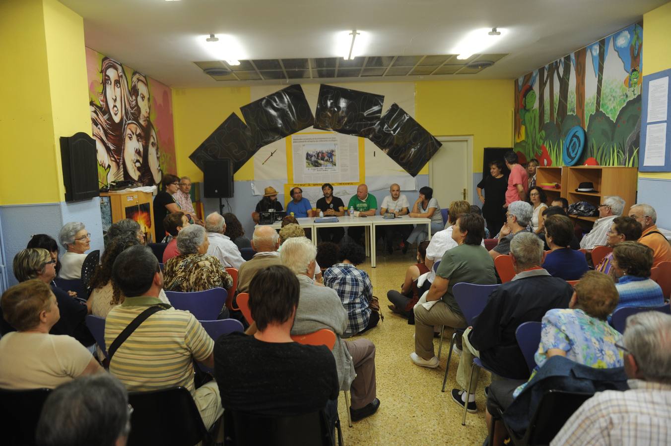 Abetxuko muestra su hartazgo y se manifiesta de nuevo ante las casas ocupadas