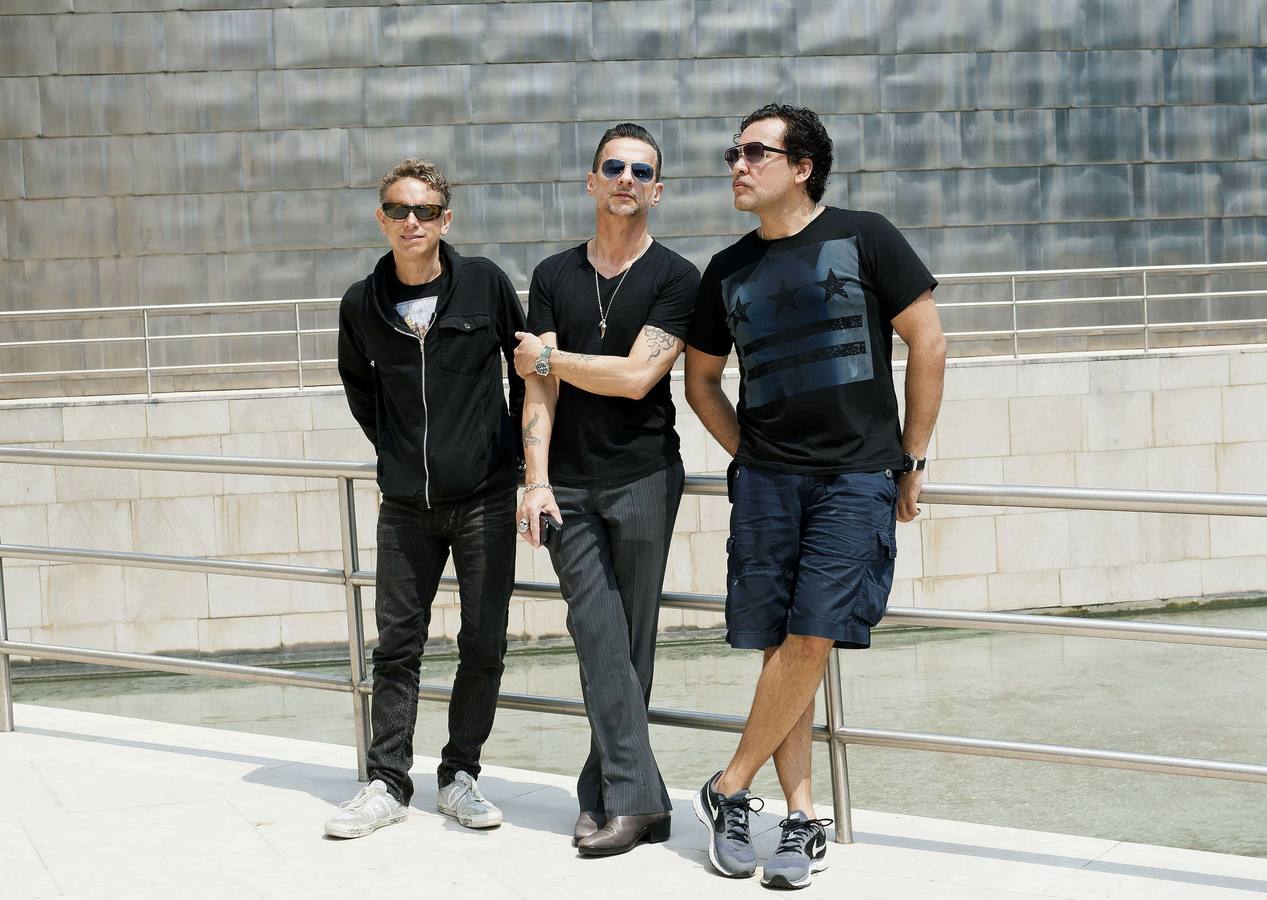 Depeche Mode posa frente al Guggenheim durante su visita a Bilbao en 2013. 