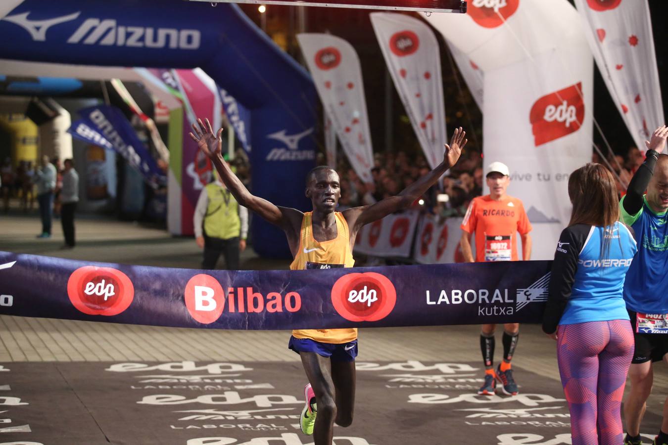 Las mejores imágenes del Bilbao Night Marathon 2016