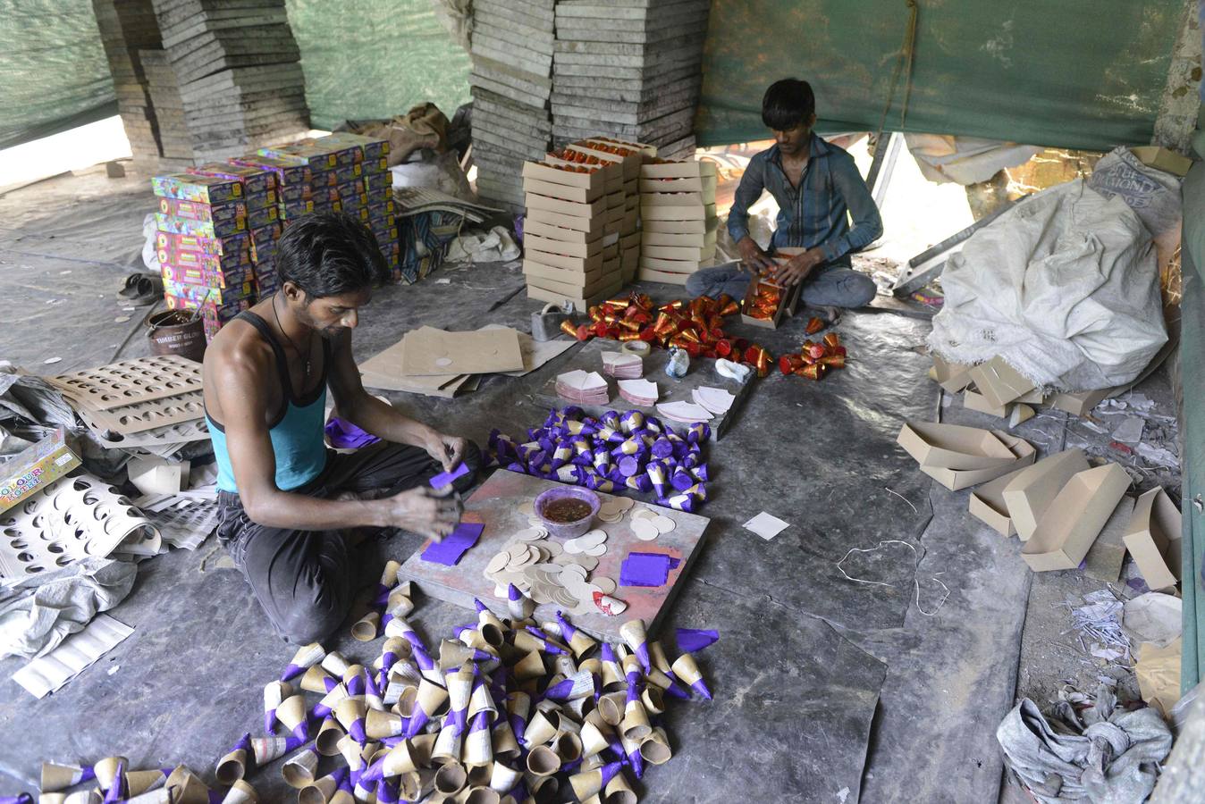 Fuegos, cerámica y luces para celebrar el festival hindú Diwali