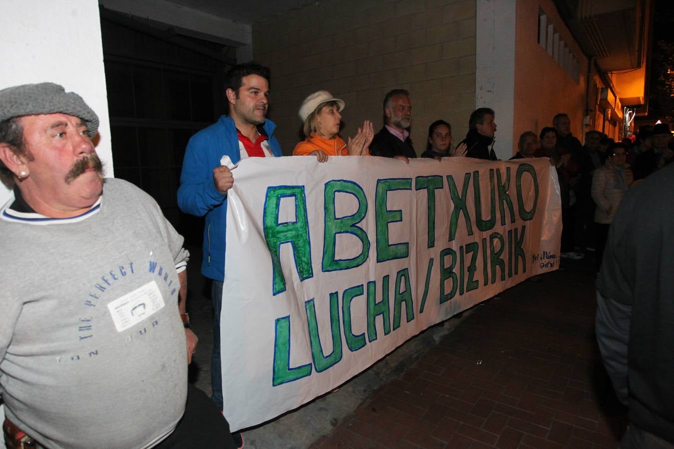Vecinos del barrio bilbaíno de Ollerías acuden a la protesta diaria de Abetxuko contra &#039;los pichis&#039;
