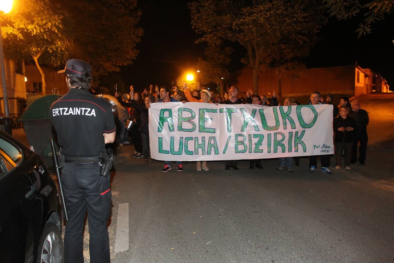 Vecinos del barrio bilbaíno de Ollerías acuden a la protesta diaria de Abetxuko contra &#039;los pichis&#039;