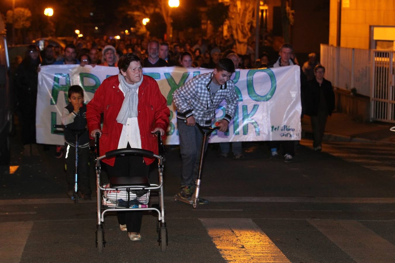 Vecinos del barrio bilbaíno de Ollerías acuden a la protesta diaria de Abetxuko contra &#039;los pichis&#039;