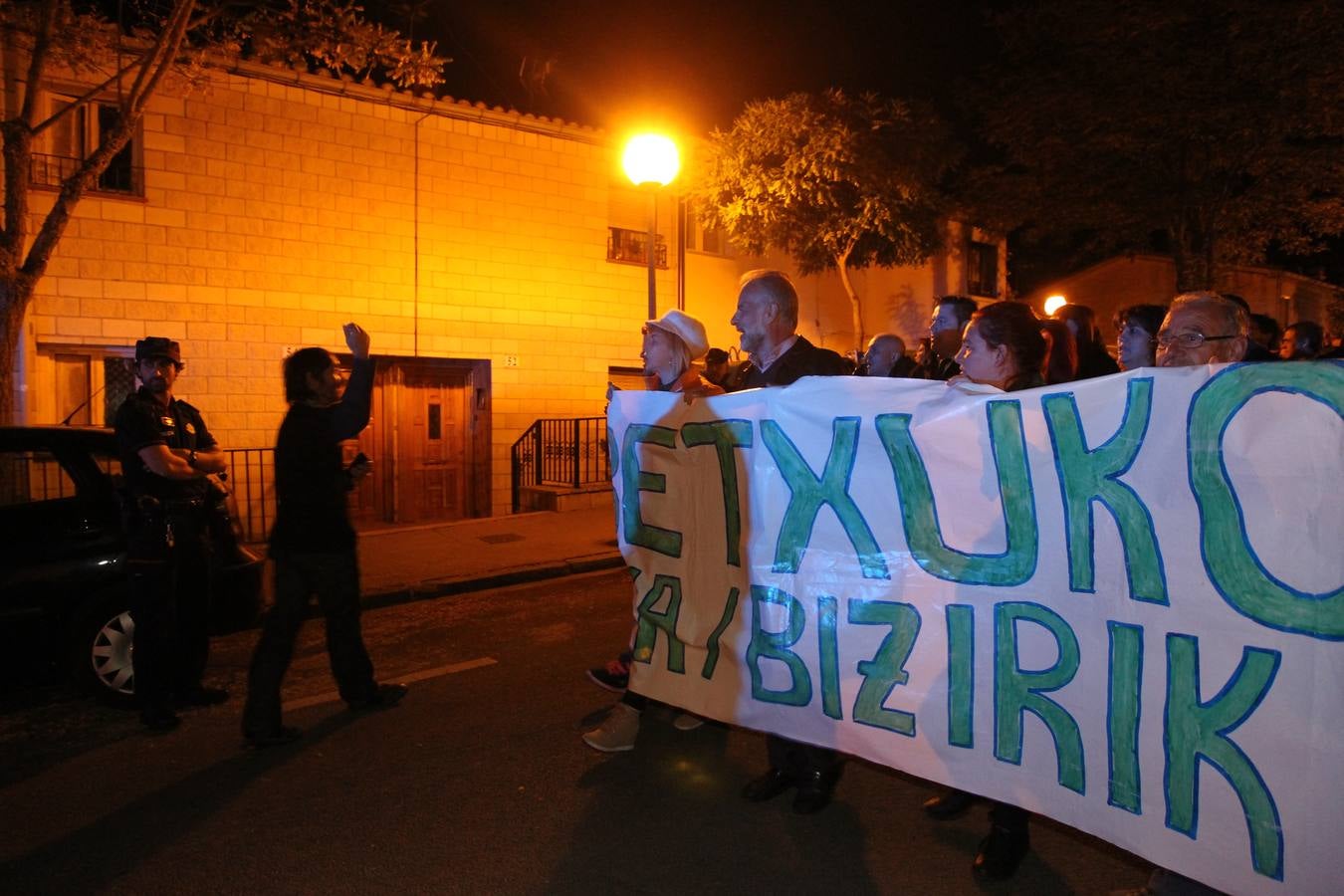 Vecinos del barrio bilbaíno de Ollerías acuden a la protesta diaria de Abetxuko contra &#039;los pichis&#039;