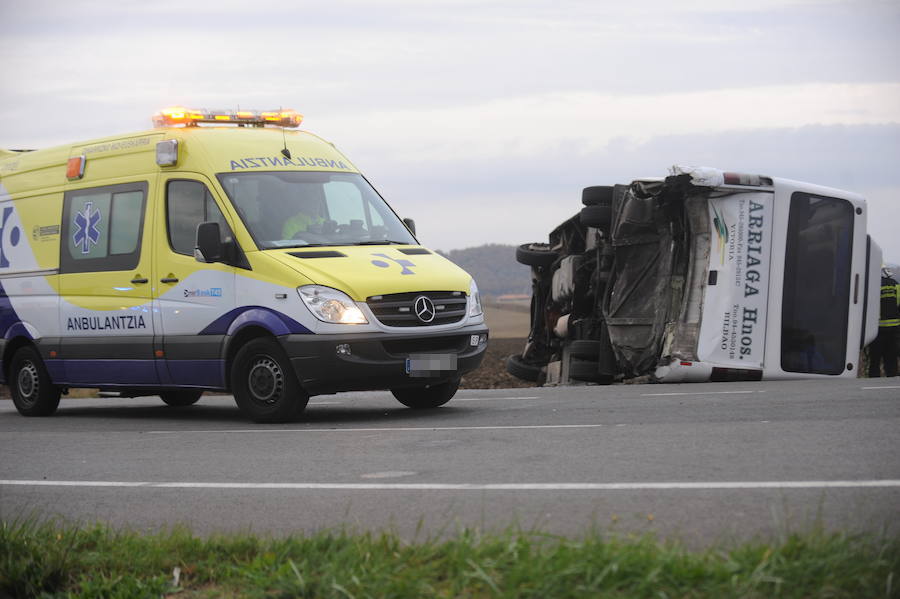 Accidente entre un microbús escolar y un turismo en Vitoria