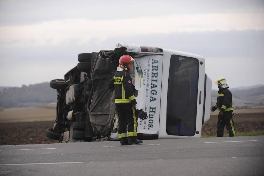 Accidente entre un microbús escolar y un turismo en Vitoria
