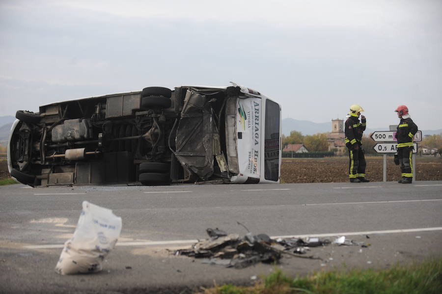 Accidente entre un microbús escolar y un turismo en Vitoria