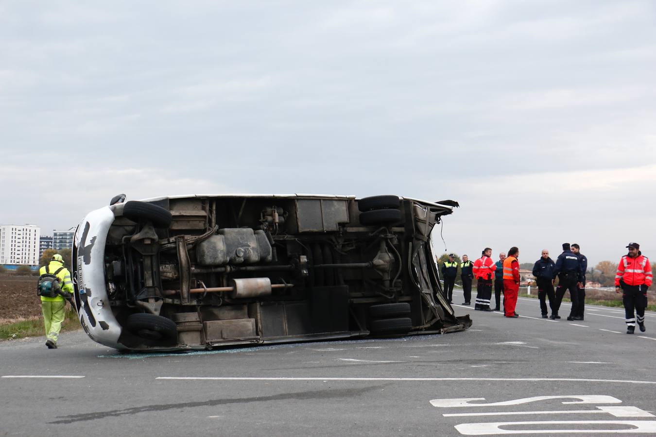 Accidente entre un microbús escolar y un turismo en Vitoria