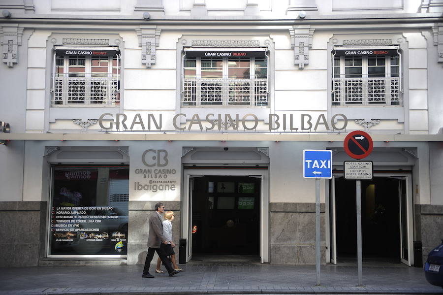 Coliseo Albia. Los carteles de película han quedado atrás y ahora luce la fachada del Gran Casino Bilbao y un hotel.