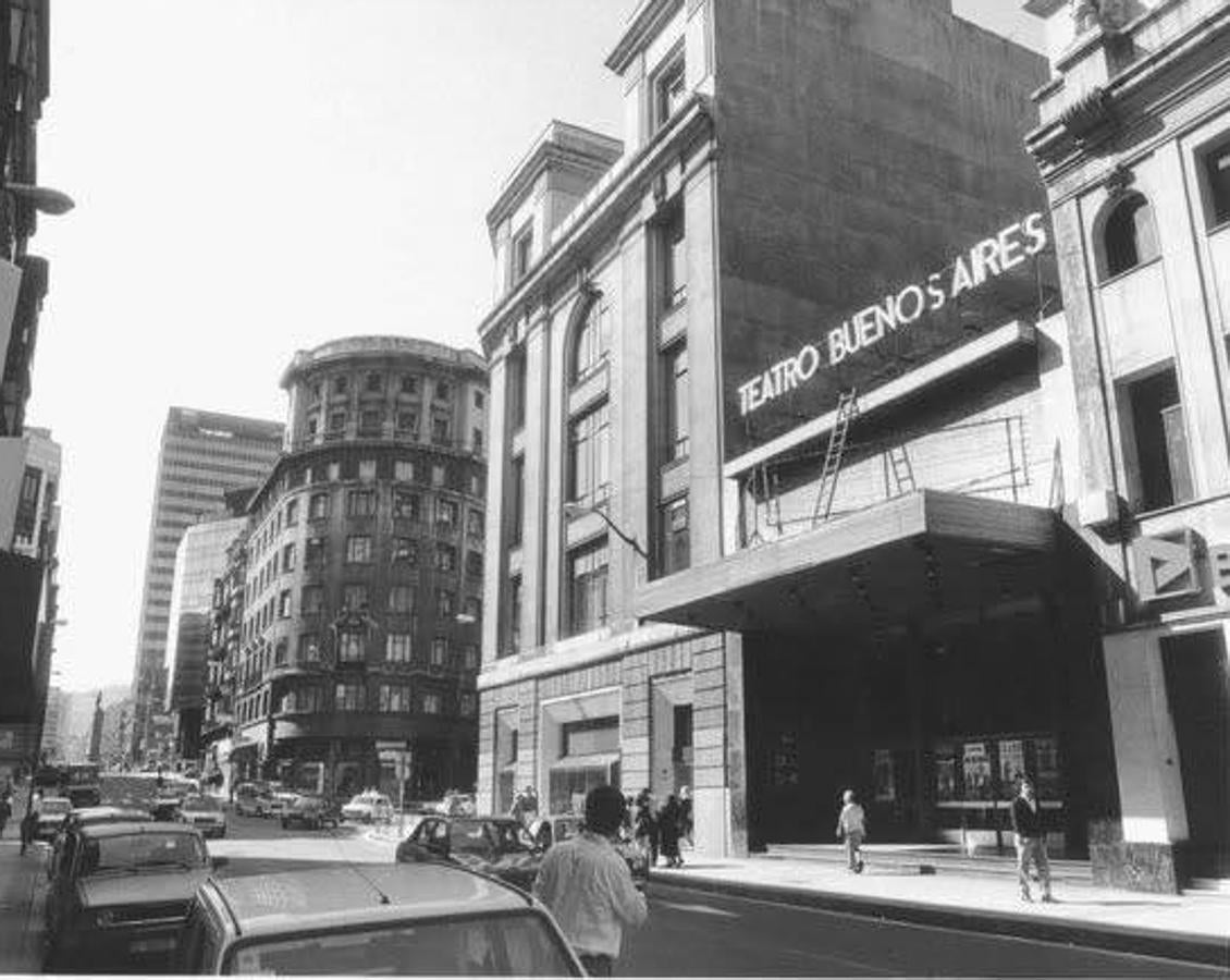 Buenos Aires. Ubicado en la calle de mismo nombre fue el cine más elegante que ha conocido Bilbao. Se inauguró sin haberse acabado las obras, lo que obligó a ubicar el proyector en el patio de Telefónica.