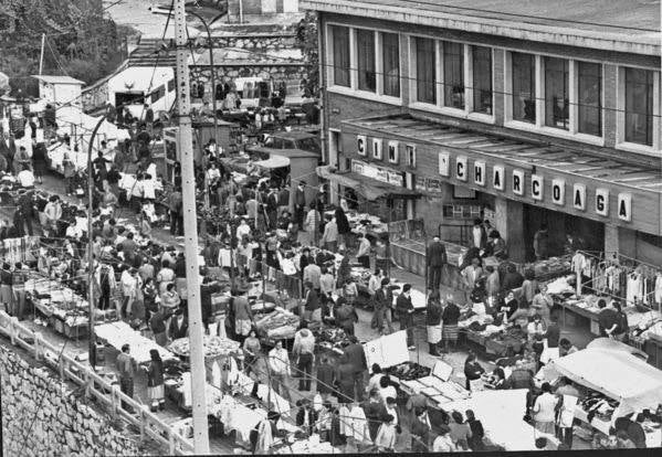 Ocharcoaga. Ejemplo de cine de barrio, envuelto por el bullicio del mercadillo en la Avenida Casals Pau, se inauguró  en 1964 con la película ‘Tres sargentos’.