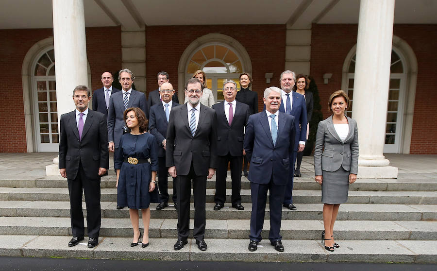 Foto de familia en la escalinata del Palacio de Moncloa.