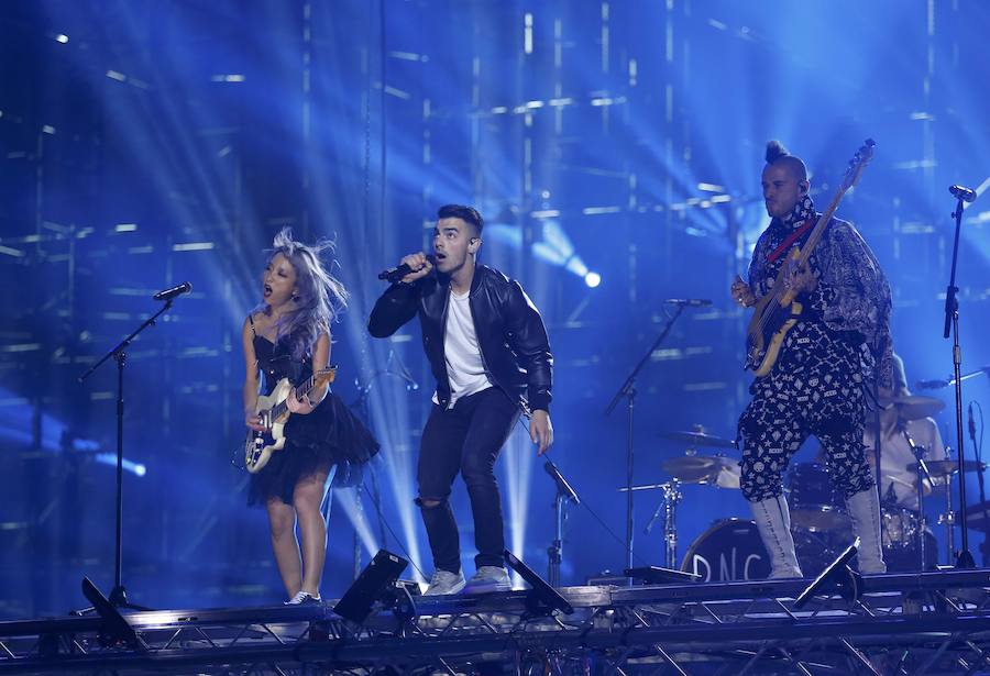 Joe Jonas, exmiembro de los Jonas Brother's, durante su actuación con su grupo DNCE.