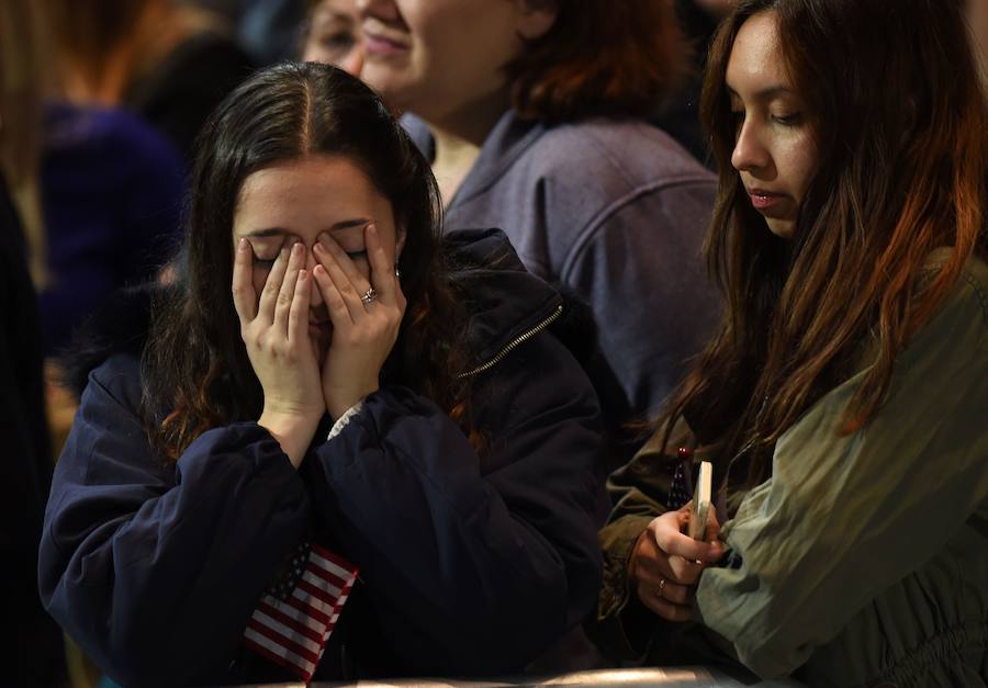 Caras de tristeza y decepción entre los seguidores de Hillary Clinton