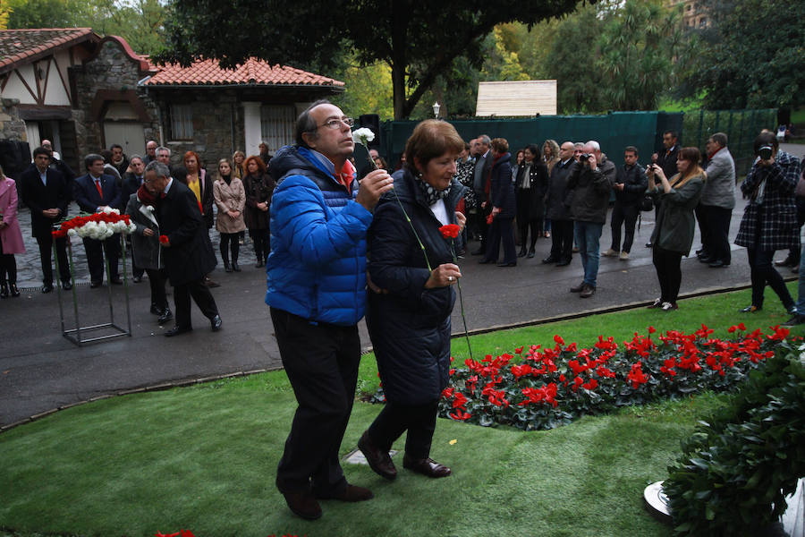 Homenaje a las víctimas en Bilbao. Los padres de Iñigo Cabacas, durante el acto.