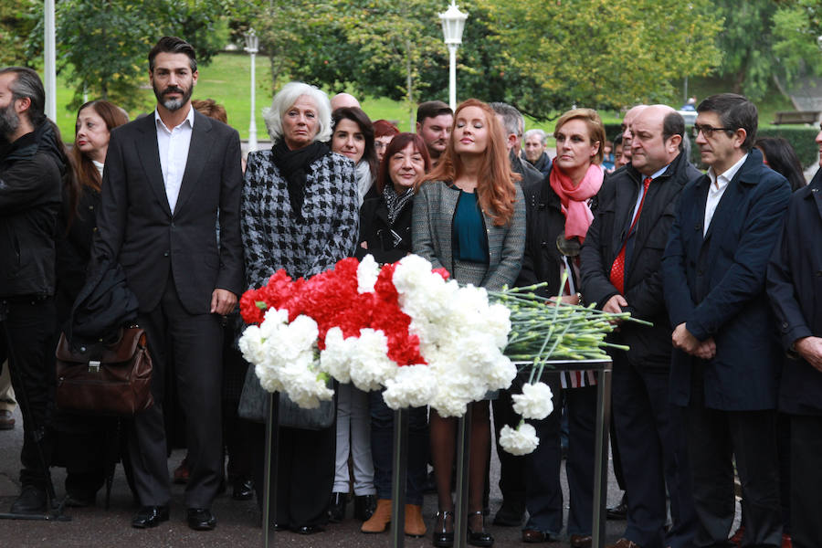 Homenaje a las víctimas en Bilbao. José Goikoetxea y su madre, Rosa Rodero, la directora del Instituto vasco de la Memoria, Aintzane Ezenarro, Inés Nuñez, la presidenta del BBB, Itxaso Atutxa, Andoni Ortuzar y Patxi López.